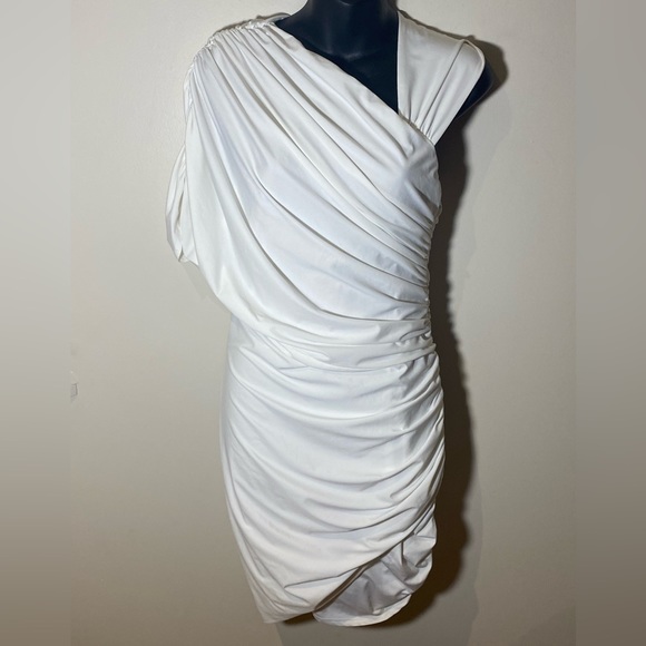 Fitted asymmetrical dress - Picture 1 of 6